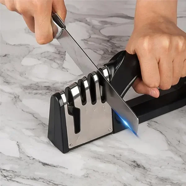 Affûter un couteau de cuisine avec l'affûteur 4 positions