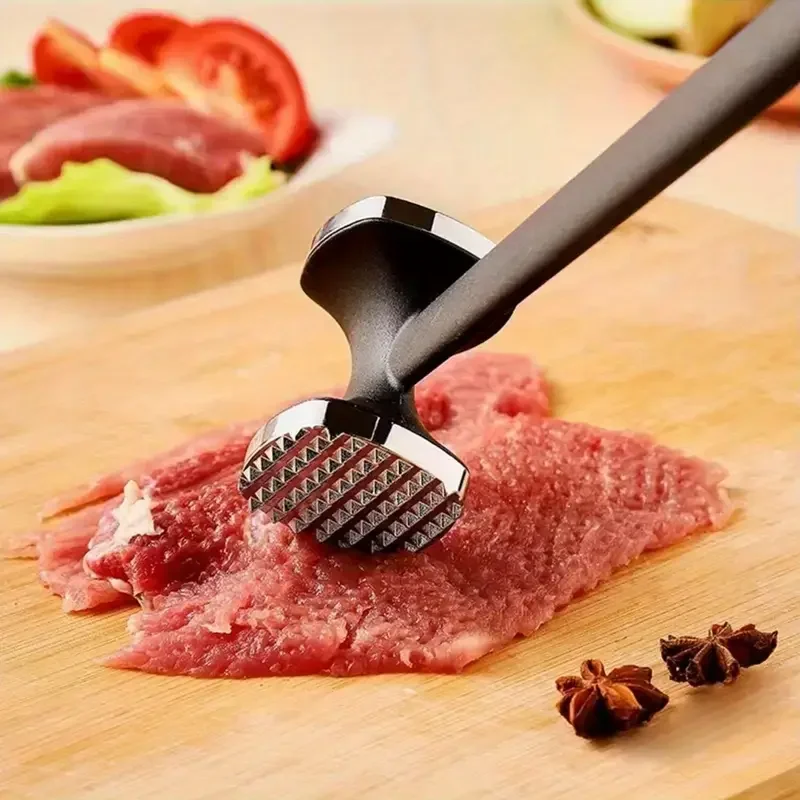 Attendrir une viande avec la face à pointes