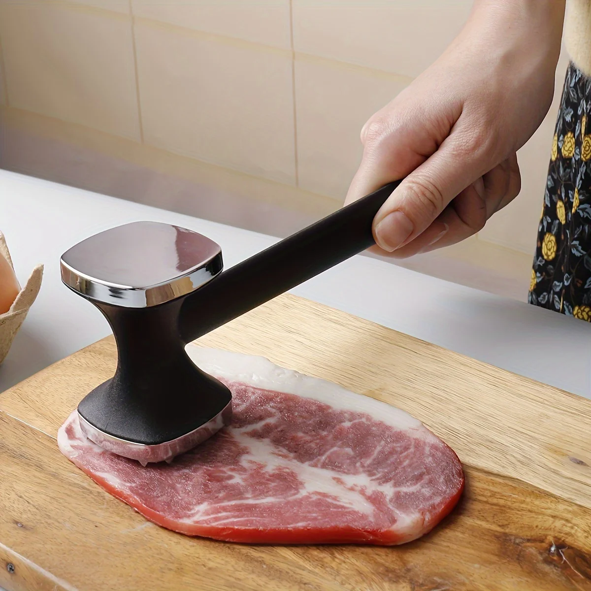 Aplatir une escalope avec la face lisse