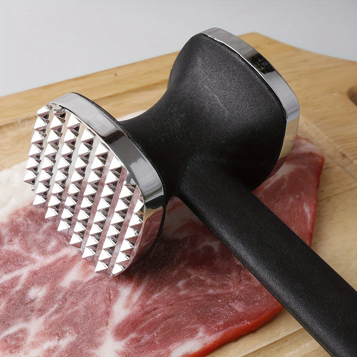 Face à pointes de l'attendrisseur à viande