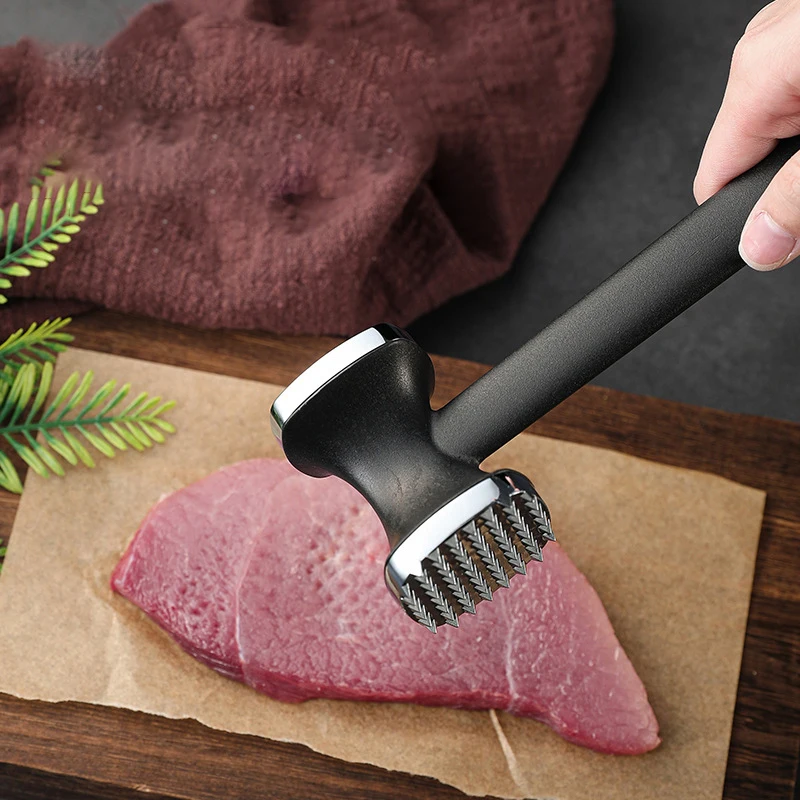 Viande attendrie sur une planche