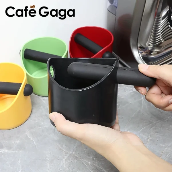 Bacs à marc de café de couleurs près d'une machine