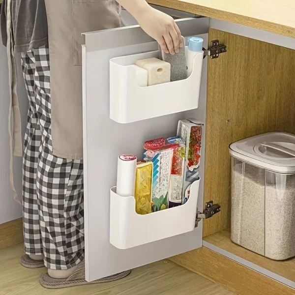Bacs derrière une porte