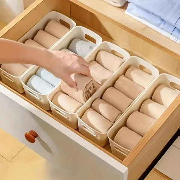 Bacs dans un tiroir à chaussettes