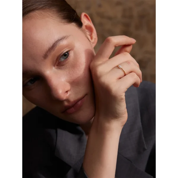 Bague fine texturée et perle