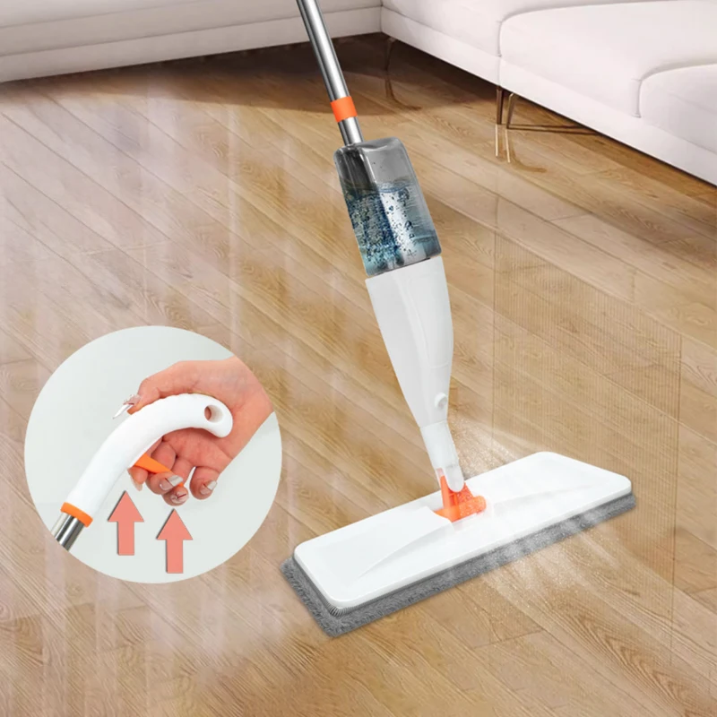 Balai spray sur un parquet