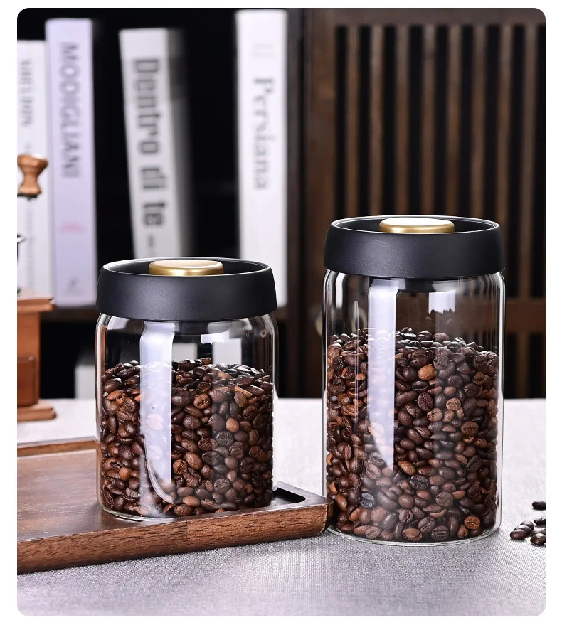 Deux bocaux en verre remplis de café