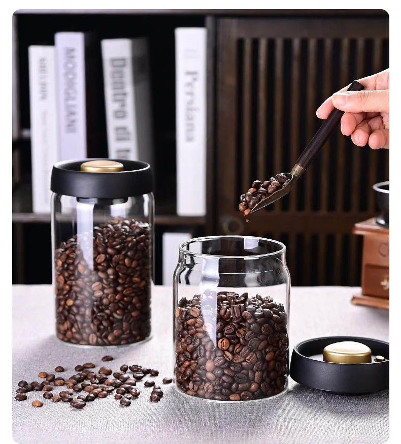 Servir des grains de café depuis le bocal