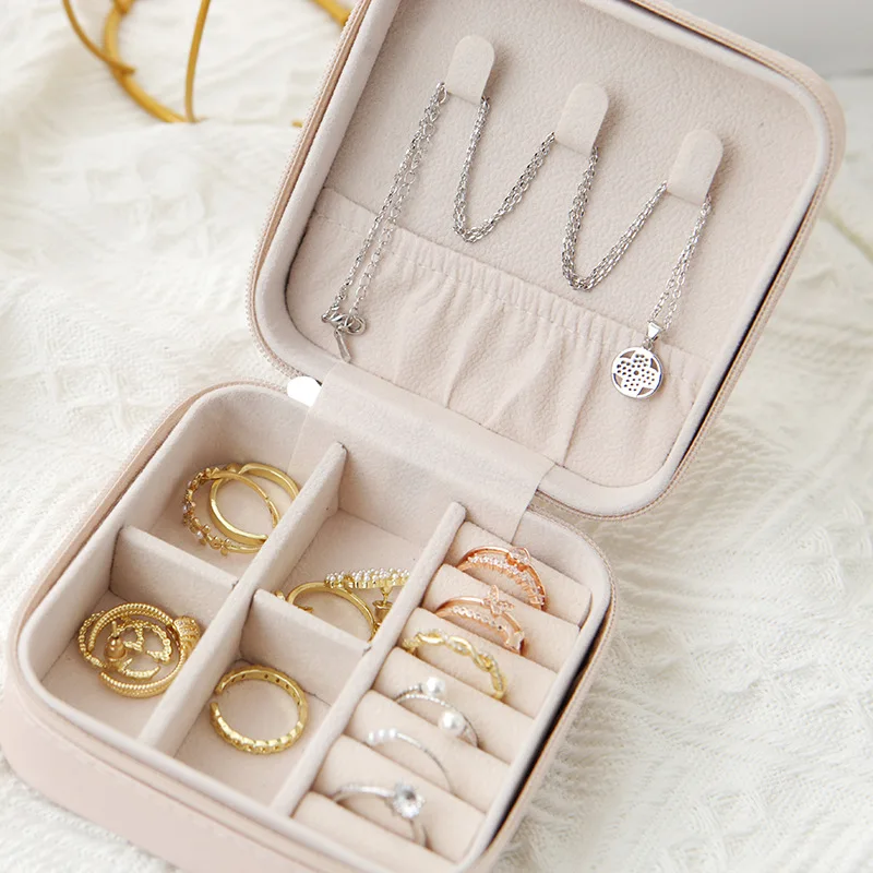 Boîte remplie de bijoux