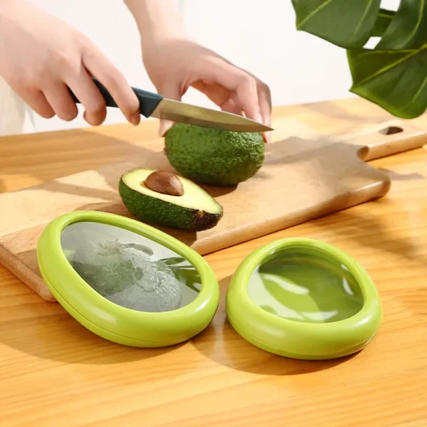 Avocat coupé et boîtes vertes