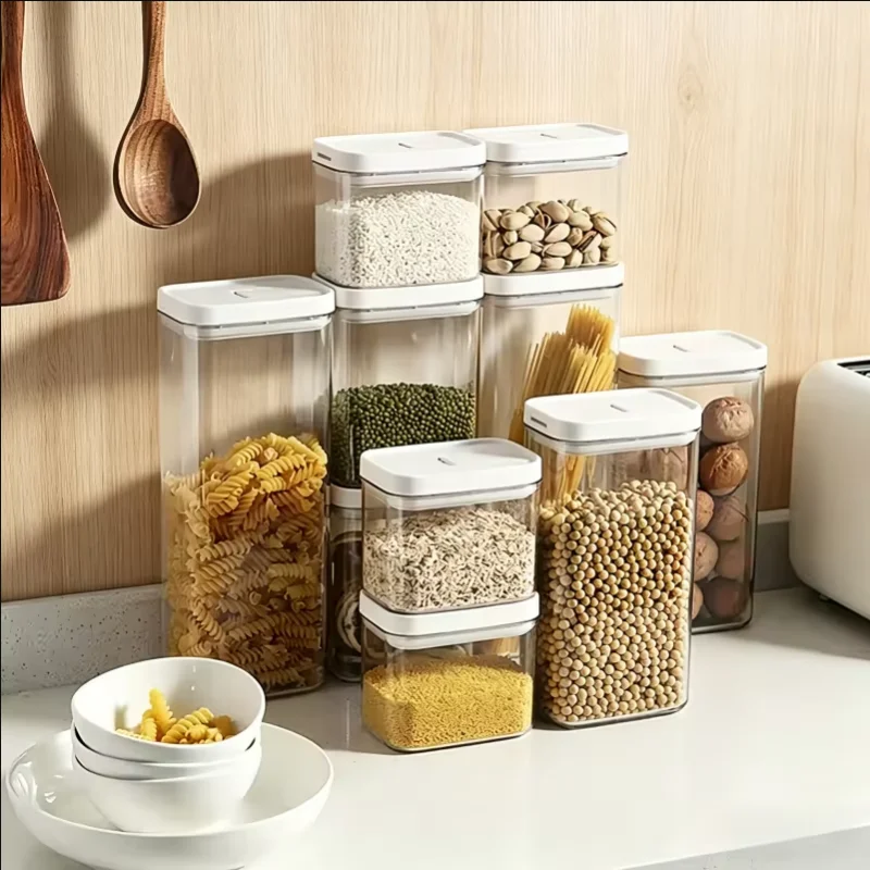 Boîtes hermétiques transparentes remplies de pâtes et céréales