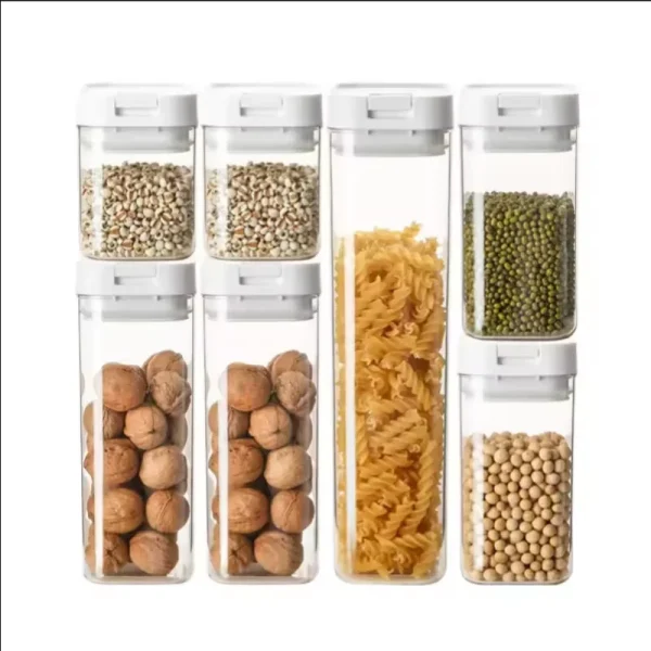 Boîtes empilables remplies de noix, pâtes et légumineuses