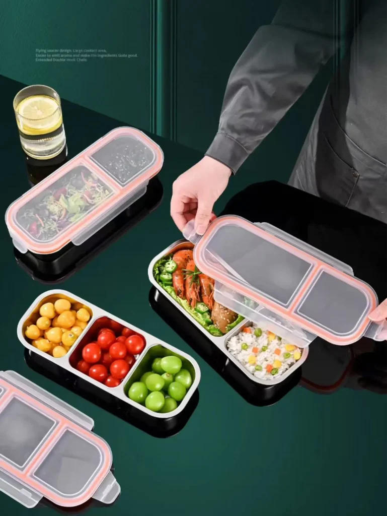 Boîtes à lunch remplies de légumes et de viande