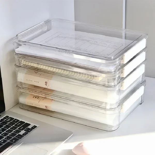 Boîtes empilées près d'un ordinateur
