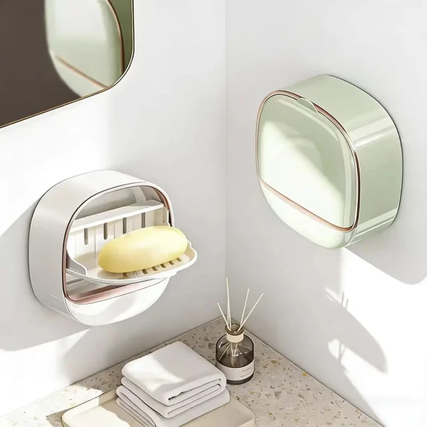 Boîtes blanche et verte au mur