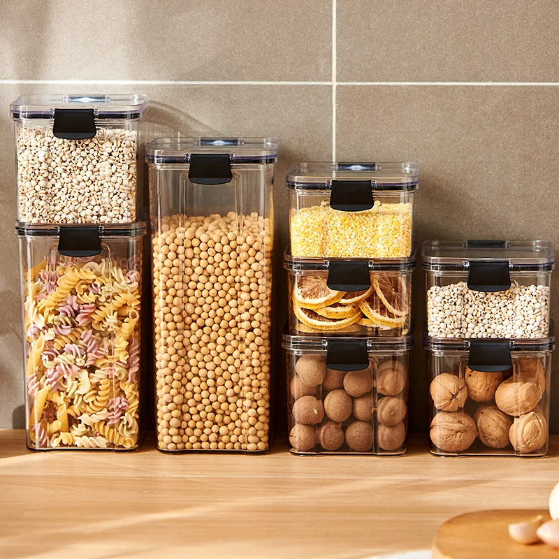 Boîtes de conservation à clips remplies de pâtes et légumineuses