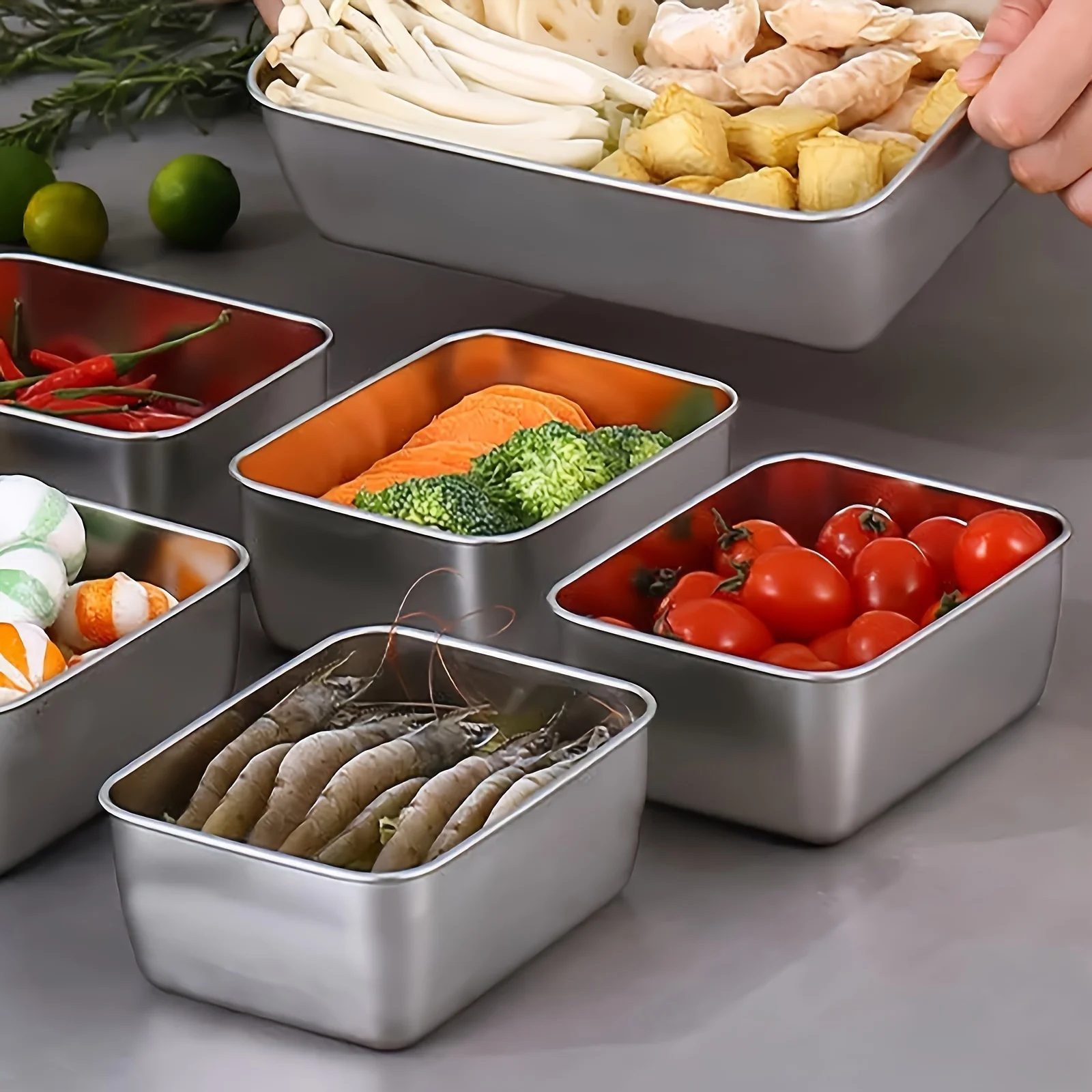 Boîtes en inox remplies de légumes, crevettes et tomates