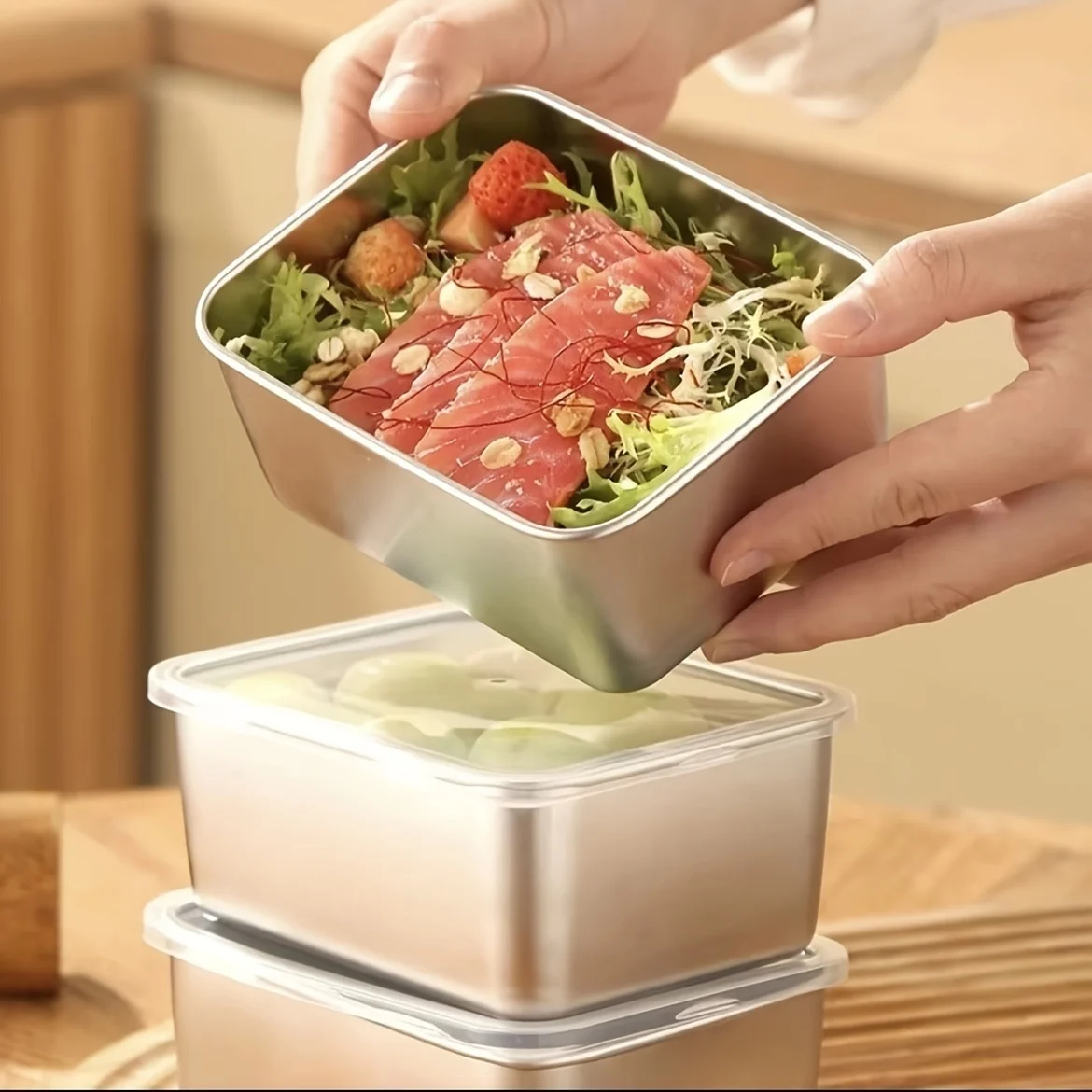 Boîte en inox avec salade et viande