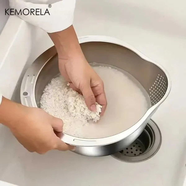 Frotter le riz dans le bol lave-riz en inox