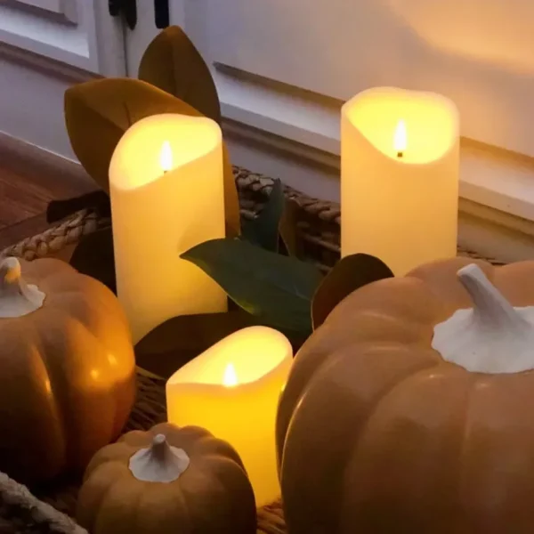 Bougies LED entre des citrouilles décoratives