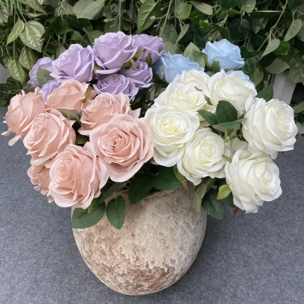 Roses poudrées, blanches et bleues