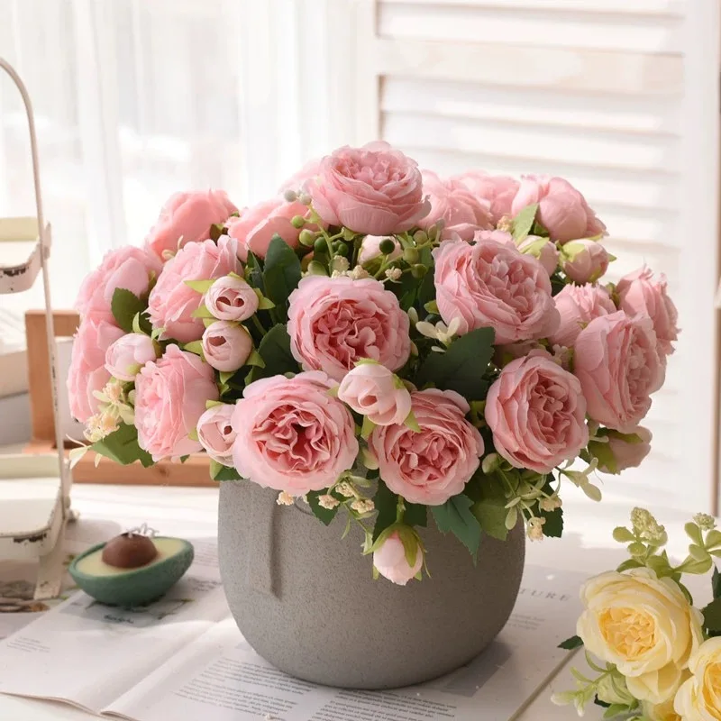 Bouquet de pivoines roses dans un vase