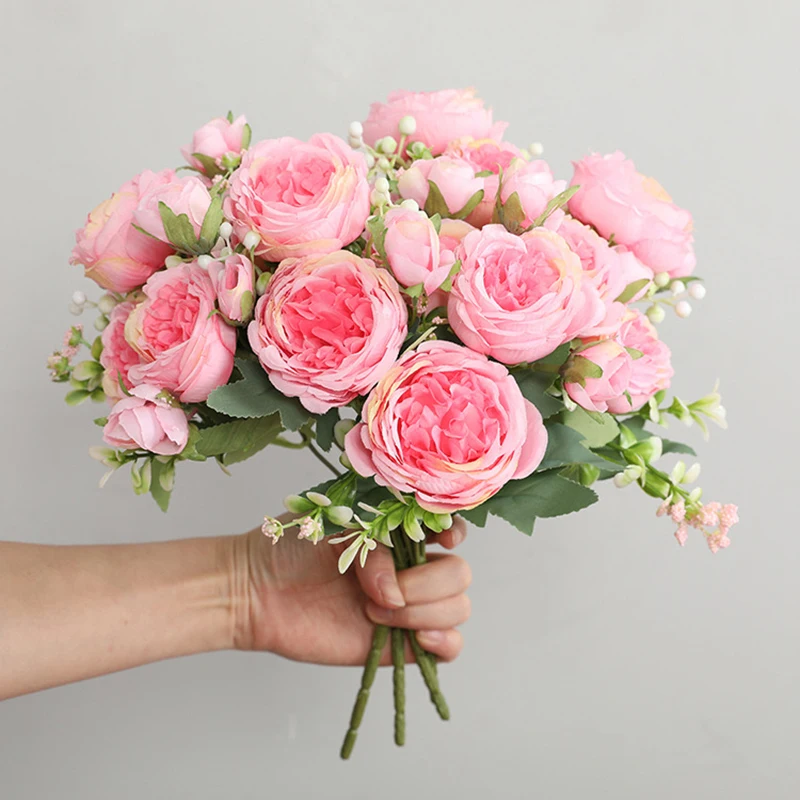 Bouquet de pivoines tenu en main