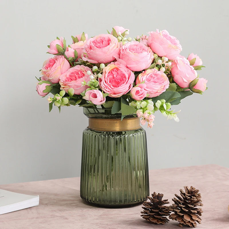 Bouquet dans un vase vert