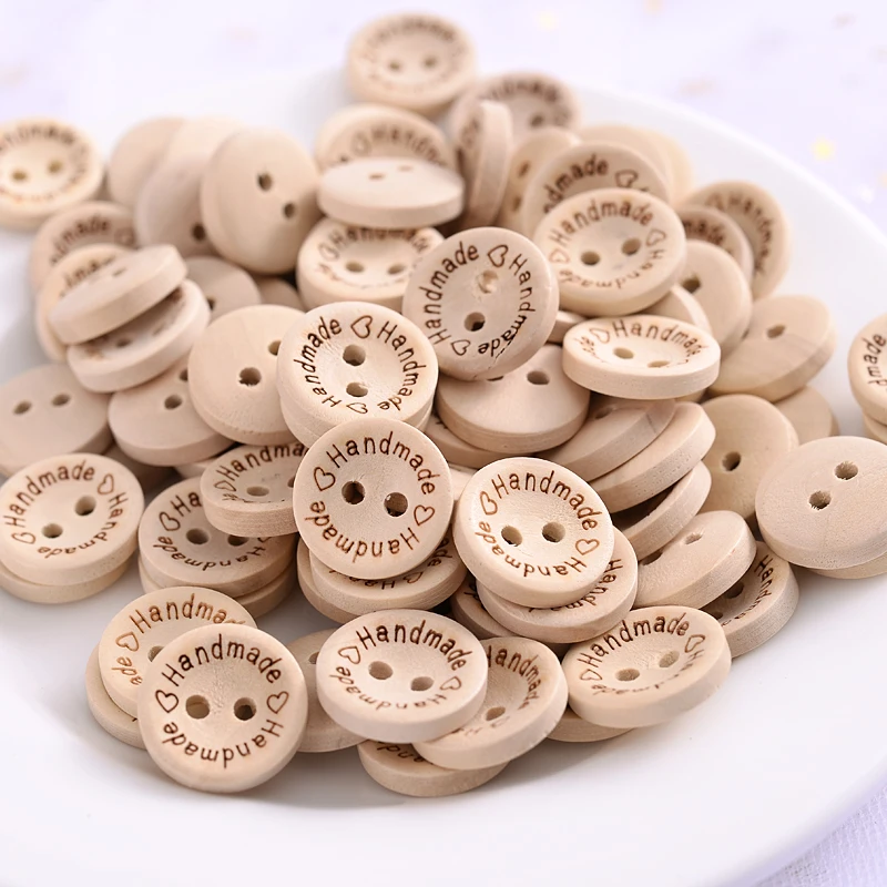 Boutons en bois naturel gravés