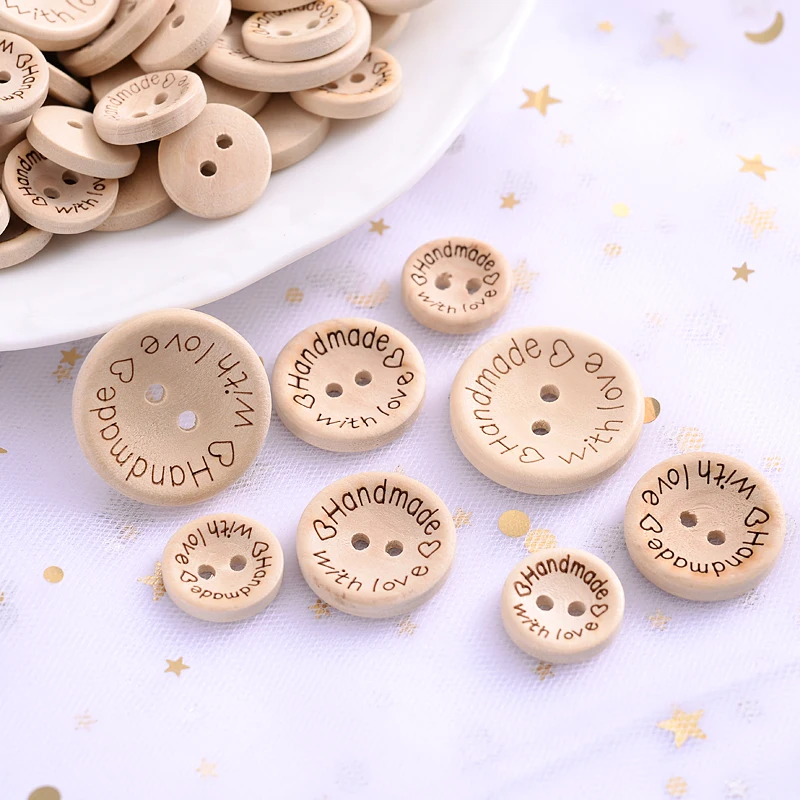 Boutons en bois « Handmade » et « With love »