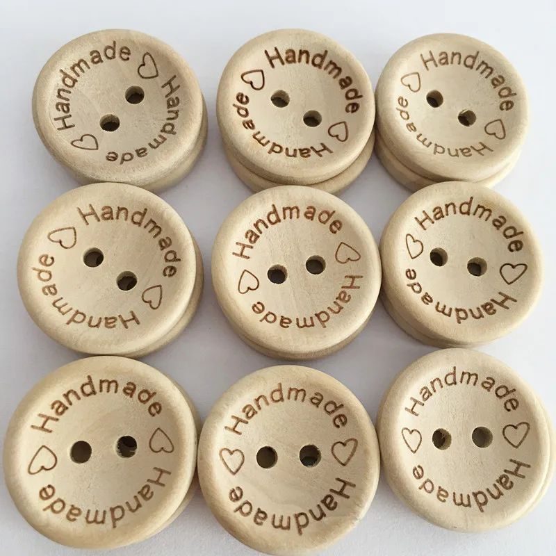 Boutons en bois « Handmade » alignés