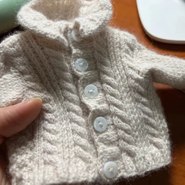 Boutons façon nacre sur un gilet tricoté