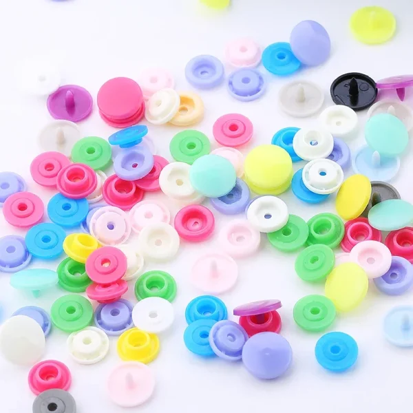 Boutons-pression plastique de couleurs