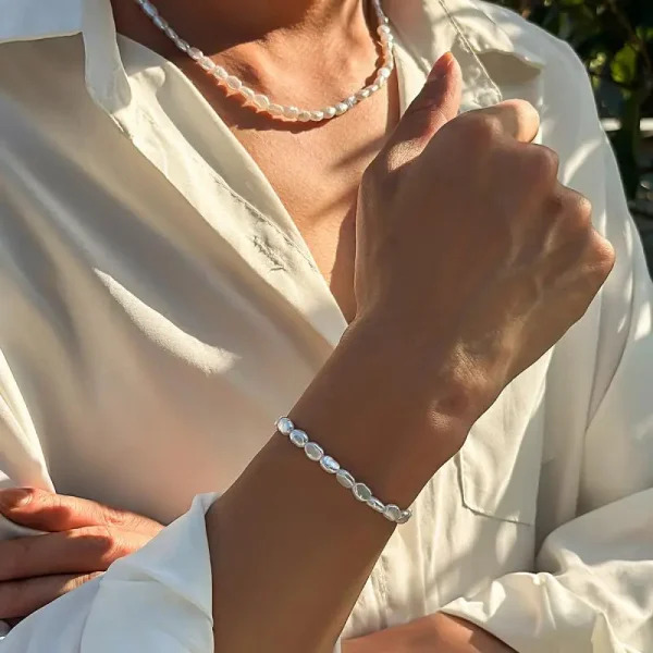 Collier et bracelet portés