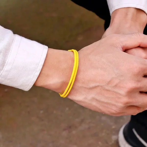 Bracelet jaune porté