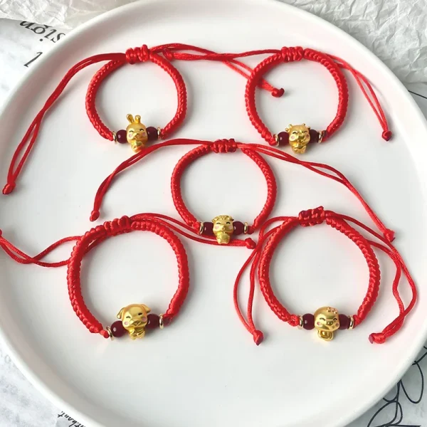 Bracelets sur une assiette