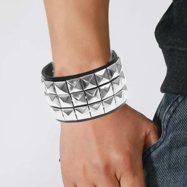 Bracelet manchette cuir à clous pyramides