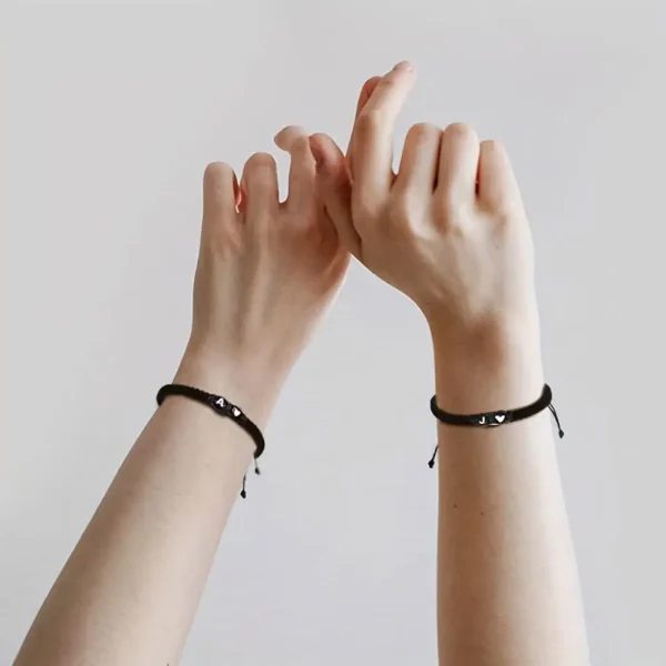 Deux bracelets portés