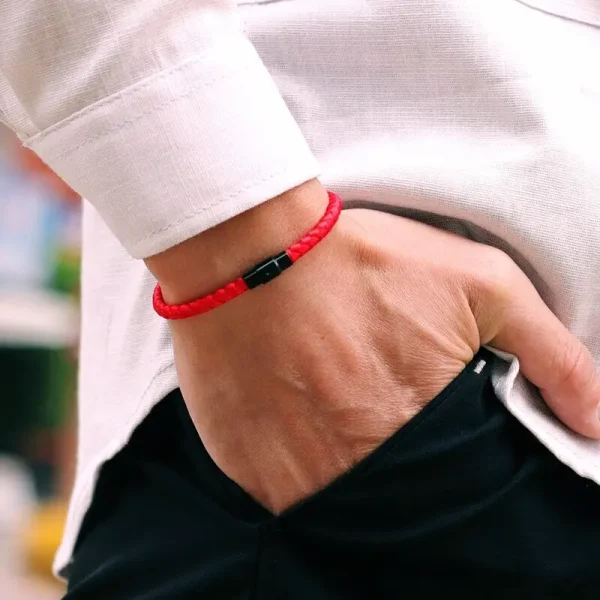 Bracelet rouge porté