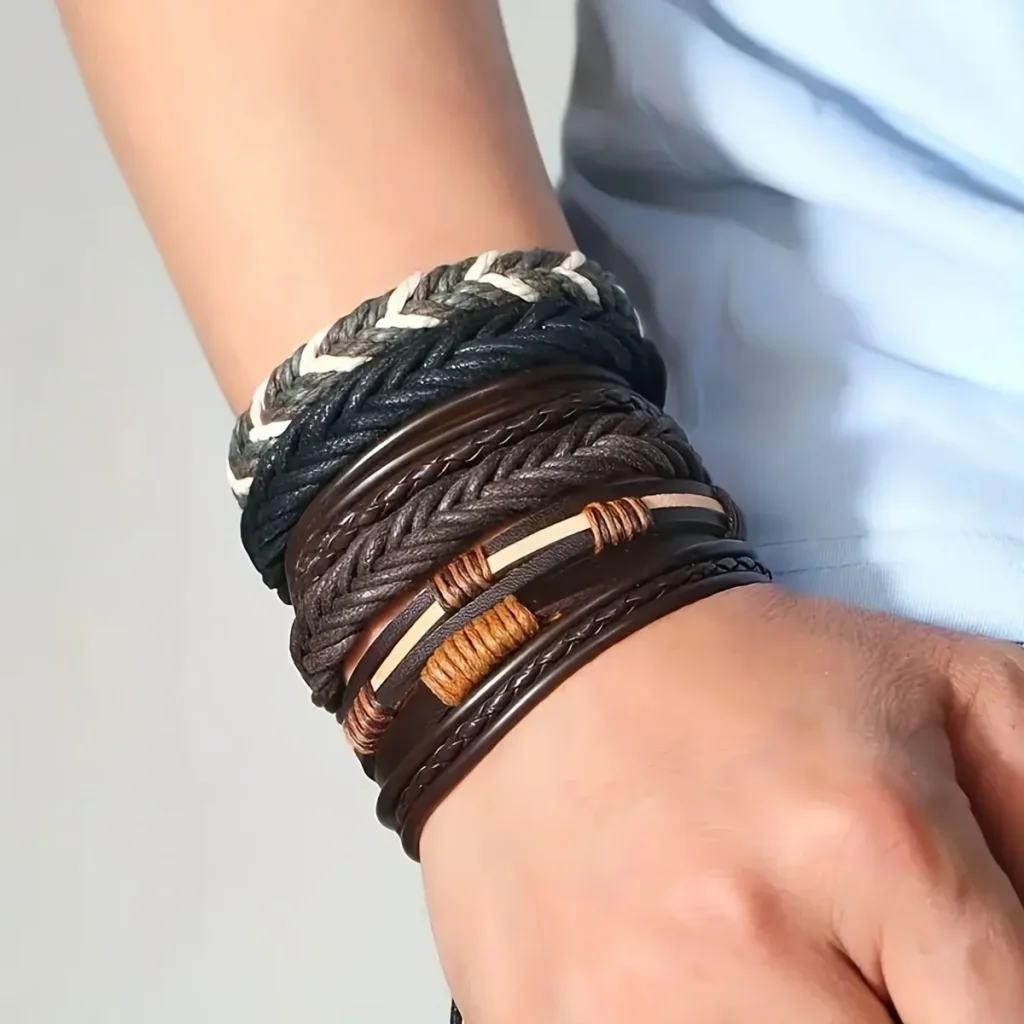 Bracelets accumulés au poignet