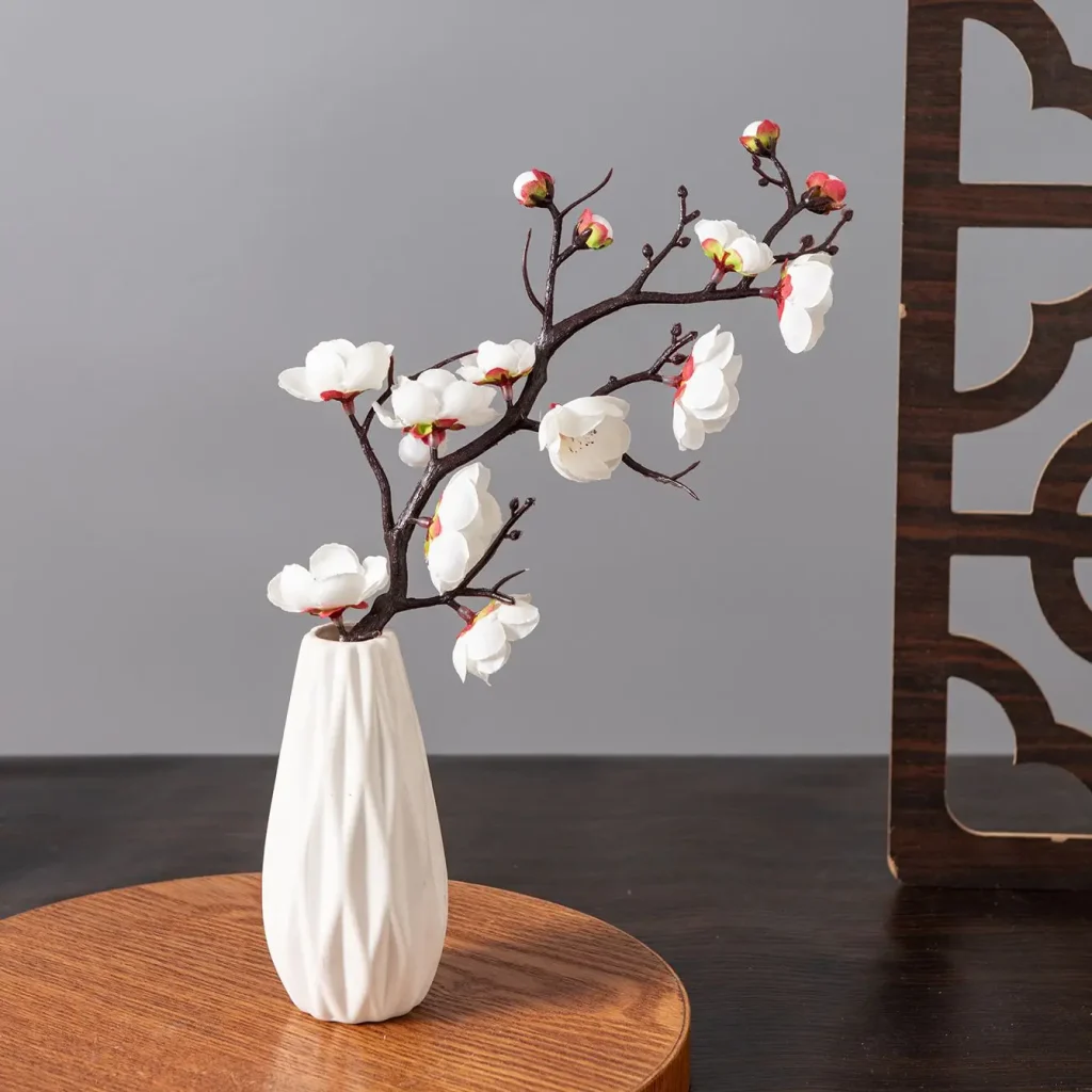 Branche de prunier blanche dans un vase
