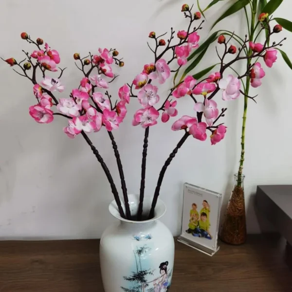 Branches roses dans un vase peint