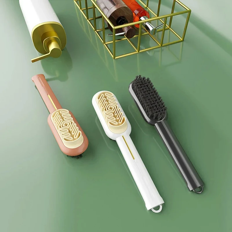Brosses sur une table