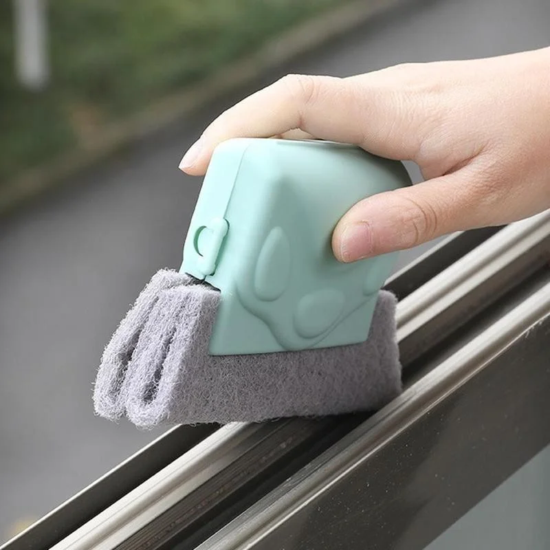 Brosse dans un rail de fenêtre
