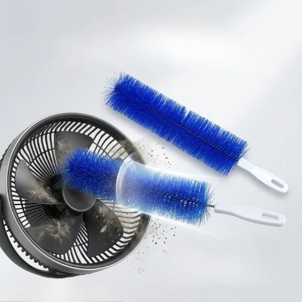 Brosse dans une grille de ventilateur