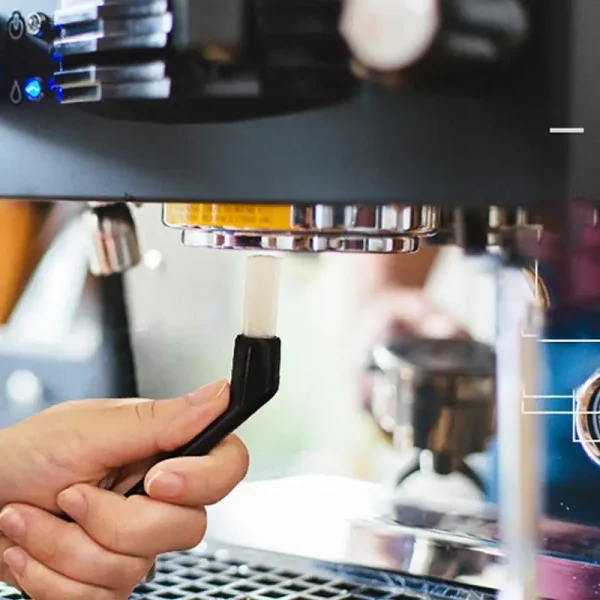 Brosser la douche d'une machine à expresso