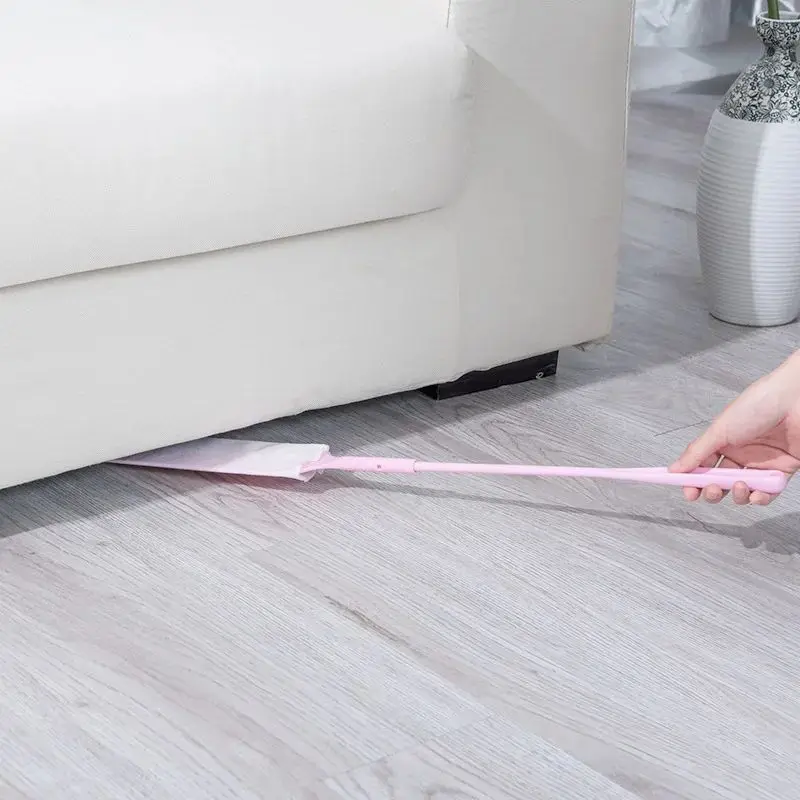 Brosse sous un meuble