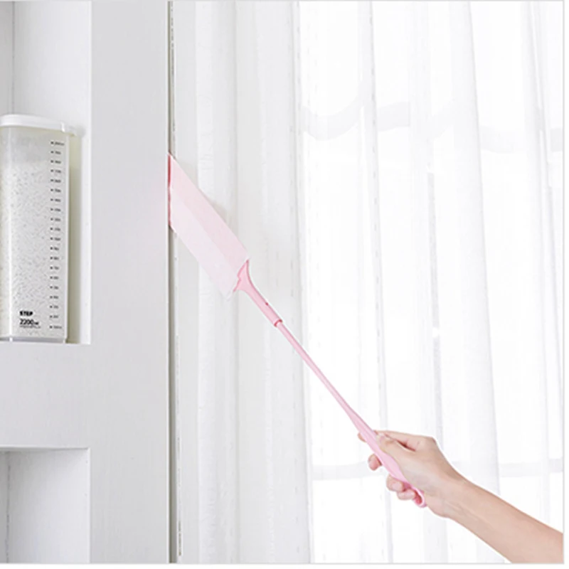 Brosse derrière un meuble