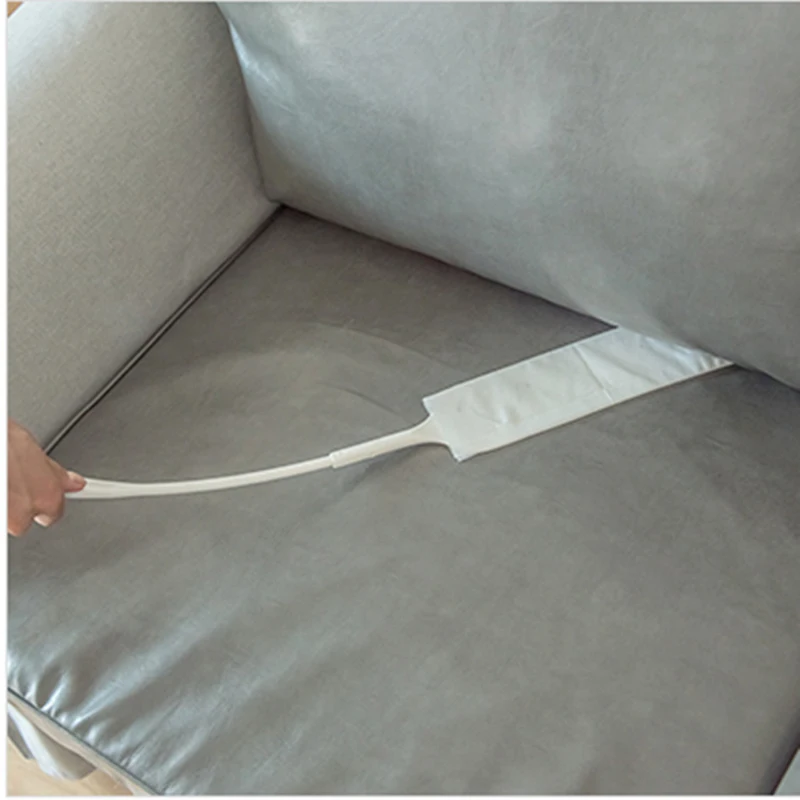 Brosse sous un canapé