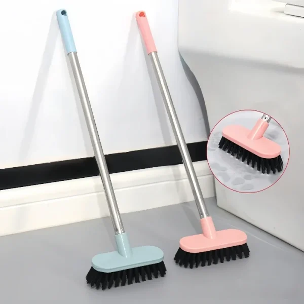 Brosses au pied d'une baignoire
